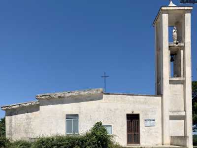 Dopo una manciata di metri si staglia la piccola chiesa di Maria Santissima del Monte Carmelo, un semplice edificio bianco il cui campanile racchiude una statua della Vergine